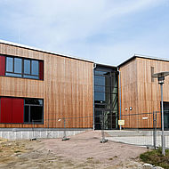 Schulgebäude mit 44 folierten Kunststofffenstern
